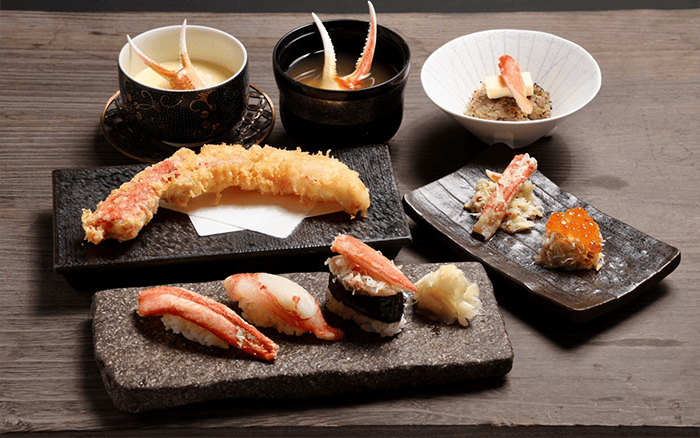 コースお料理　蟹づくしコース - ¥12,100 大ズワイガニと毛蟹のおつまみ、蟹の茶碗蒸し、カニミソバター焼き、タラバガニの天ぷら、蟹の握り3種、蟹汁
